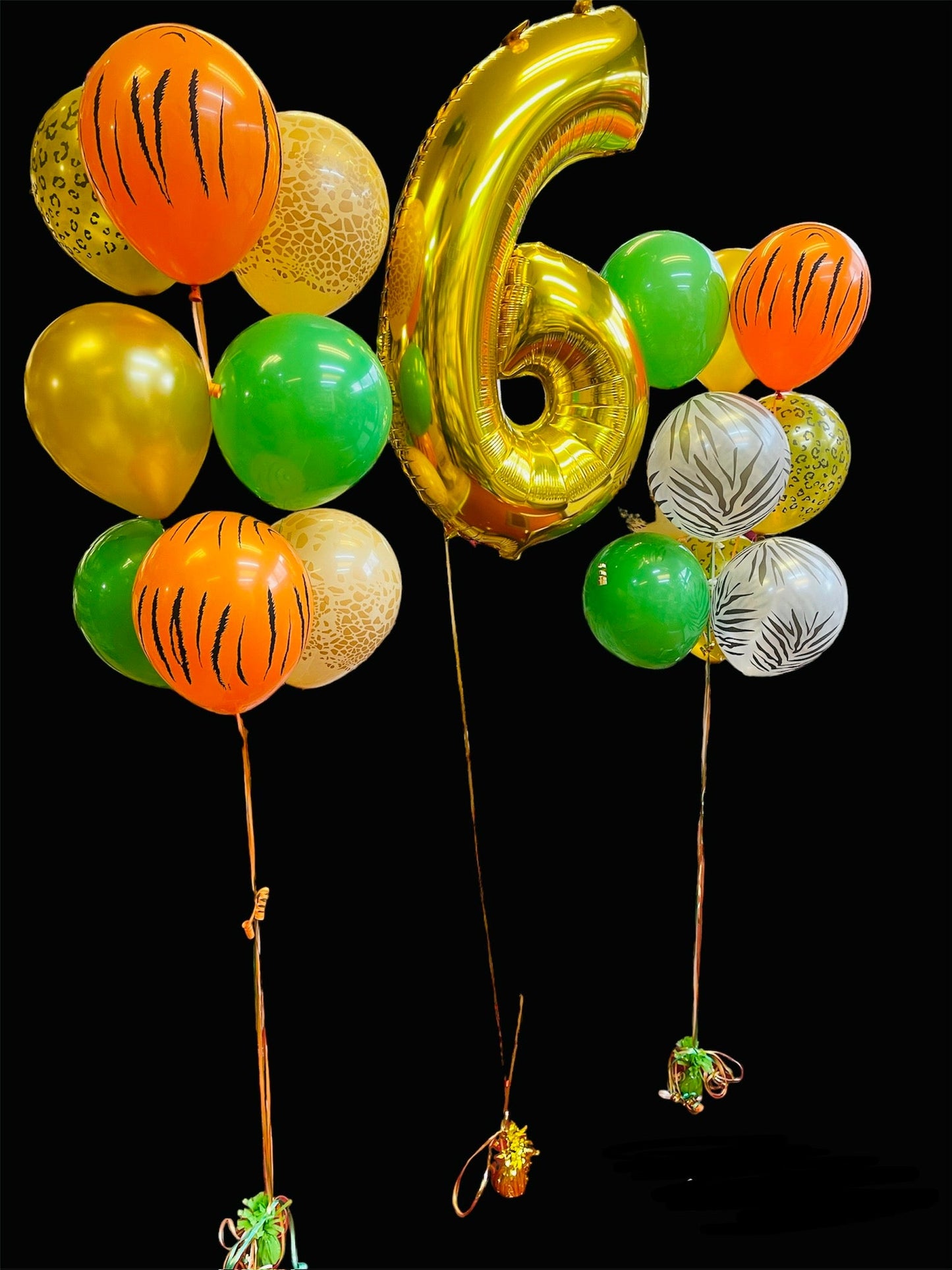 Golden foil number balloon with latex balloons bouquet for celebrations in London
